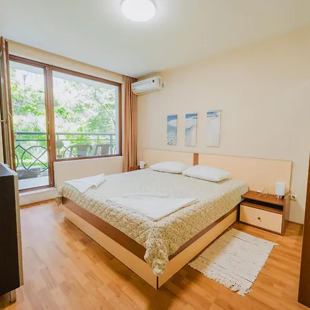 Family Garden In Complex Iglika With Available Parking Apartament